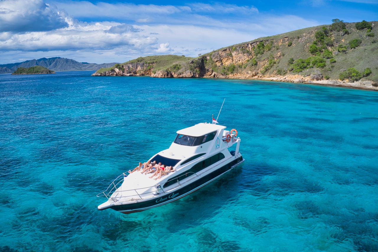 Full-day Komodo Island speed boat tour with manta rays