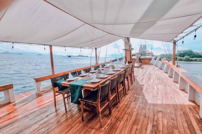 Dinning-Area-Sewa-Phinisi-Vinca-Voyages-scaled